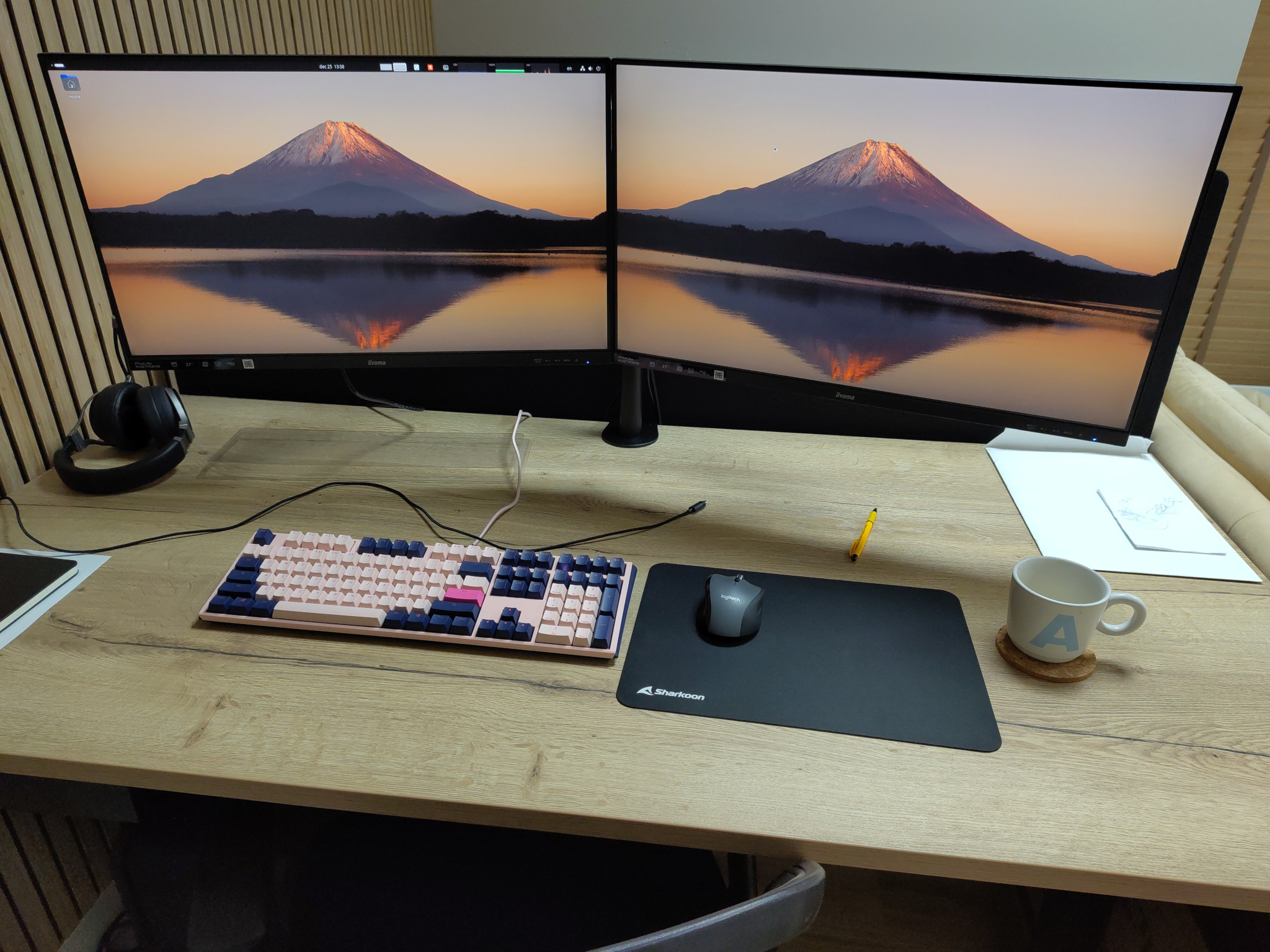 Bureau met beeldschermen, toetsenbord en muis